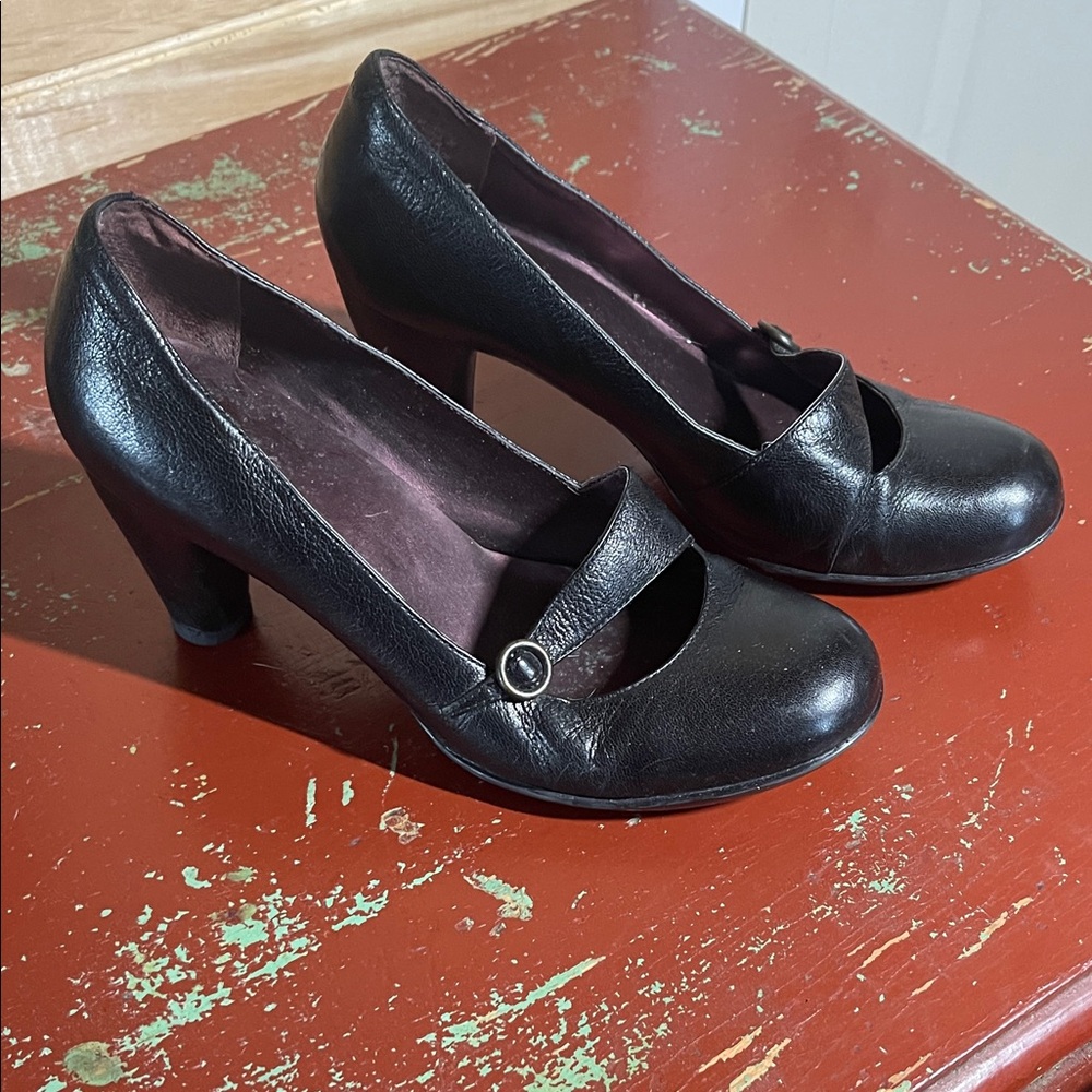 Indigo by Clarks- Elegant Black Heels with Button Accent